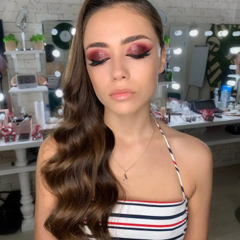 Макияж
                    Визажист Ксения Херсон