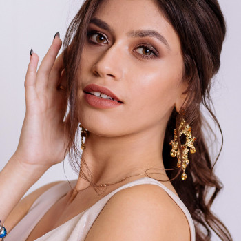 Soft chocolate smoky eyes.