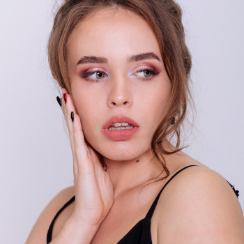 Класичний мейк в рожево-персикових відтінках.