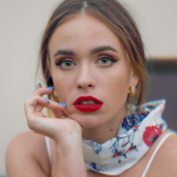 Ефектне поєднання розтушованої стрілки та соковитої червоної