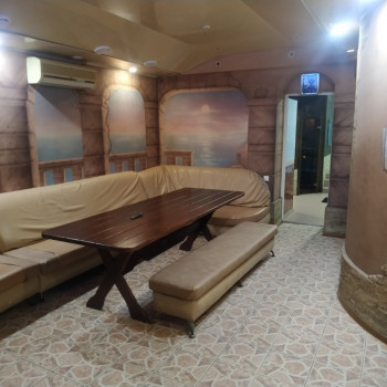 Огромный деревянный стол и мягкие диваны