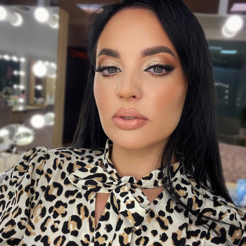 Вечерний макияж в технике «растушеванная стрелка