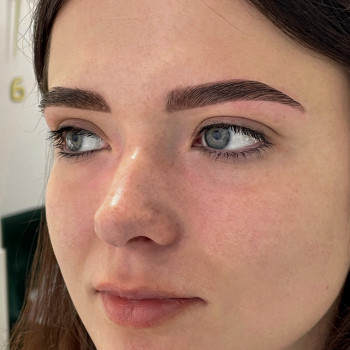 Моделювання та фарбування брів хною