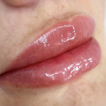 Пудровое напыление губ