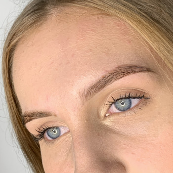 Моделирование и окрашивание бровей краской Elan
                    Майстер перманентного макіяжу Юлия Одеса