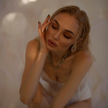 Макияж
                    Візажист Александра Миколаїв