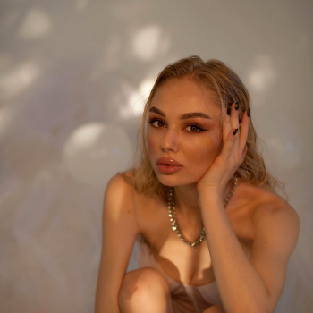 Макияж
                    Візажист Александра Миколаїв