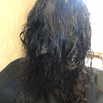 До - волос тонкий, на кончиках рвётся.