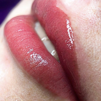 Перманентный макияж губ в технике акварель.
Фото сразу посл