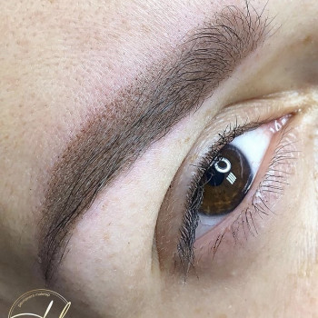 Перманентный макияж бровей в технике напыление.
Фото сразу 