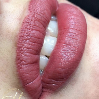 Перманентный макияж губ - помадный эффект.
Фото сразу после