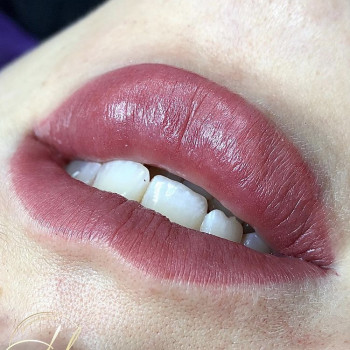 Перманентный макияж губ - эффект накусанных губ.
Фото сразу