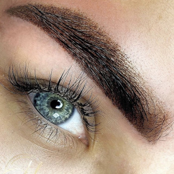 Перманентный макияж бровей в технике напыление.
Фото сразу 