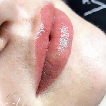 Перманентный макияж губ в технике акварель.
Фото сразу посл