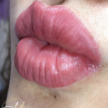 Перманентный макияж губ - помадный эффект.
Фото сразу после