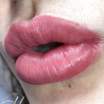 Перманентный макияж губ - помадный эффект.
Фото сразу после