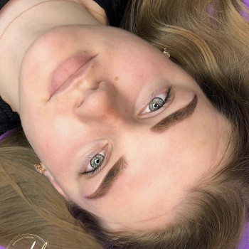 Перманентный макияж бровей в технике напыление.
Фото сразу 