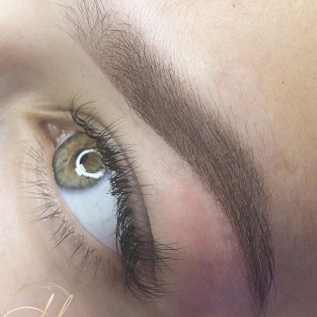 Перманентный макияж бровей в технике напыление.
Фото сразу 