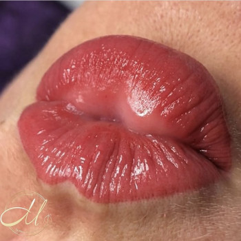 Перманентный макияж губ - помадный эффект.
Фото сразу после