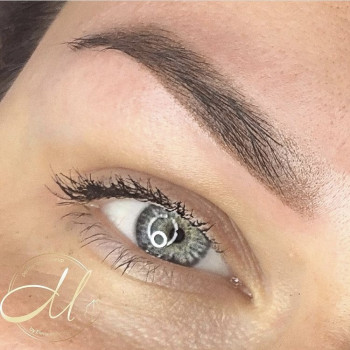 Перманентный макияж бровей в технике напыление.
Фото сразу 