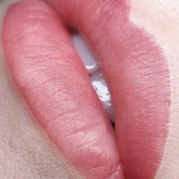 Перманентный макияж губ в технике акварель.
Фото сразу посл