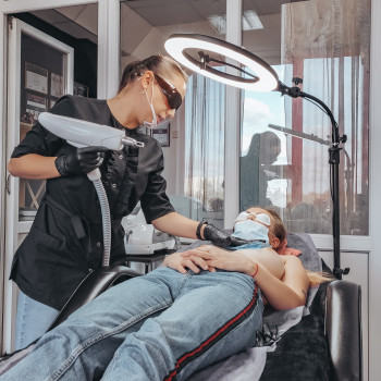 Работа по удалению тату на грудной клетке.