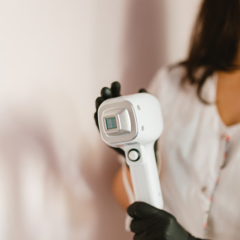 Лазерная эпиляция Бикини
                    Салон краси Confetti Харків