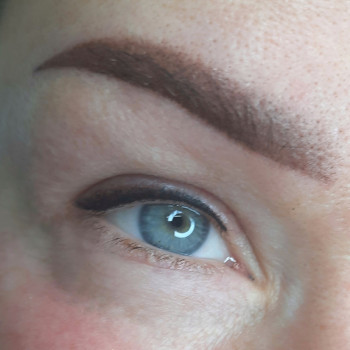 Нежная стрелочка в напылении и бровки