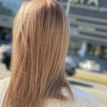 При окрашивании используются качественные материалы. Волосы 