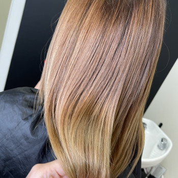 Окрашивание волос
                    Парикмахер Анна Киев