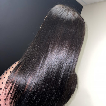 цвет волос брюнет, черные волосы