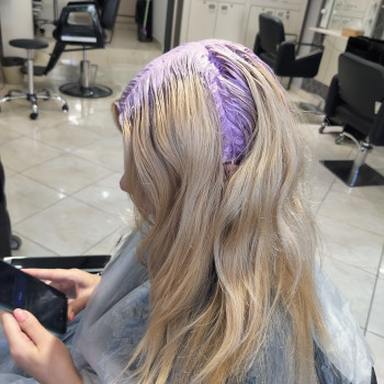 Окрашивание корней
                    Парикмахер-колорист Алена Одесса