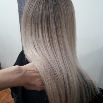 Растяжка цвета: дим-аут, мелирование венецианское, калифорнийское, фламбалаяж
                    Парикмахер-колорист Юлия Харьков