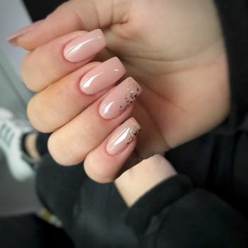 Выполненно наращивание ногтей за 2 часа