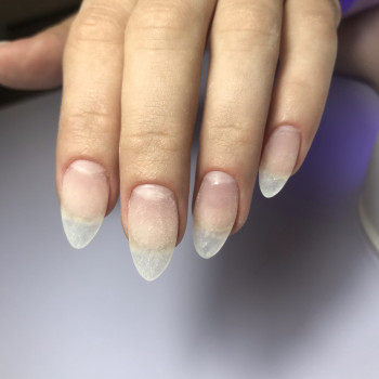 Выполненно наращивание ногтей за 2 часа.