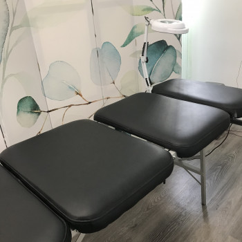 Педикюрная удобная кушетка 
складывается в 2 положениях. Сид