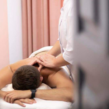 Масаж спини
                    Массажист Аліна Гатное