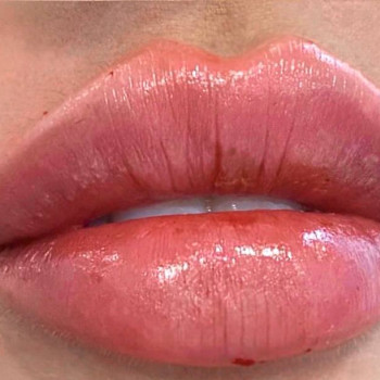 Перманентный макияж губ