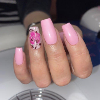 Розовый маникюр с цветами, фото - Мастер маникюра Полина Василенко