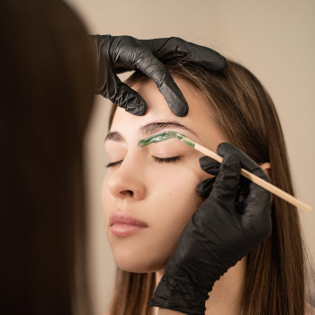 Коррекция бровей