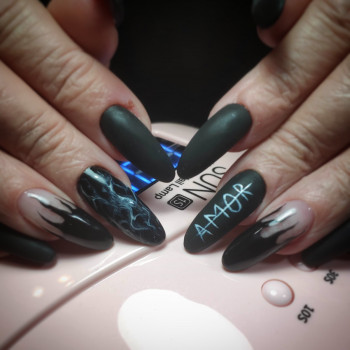 Нарощування нігтів
                    Мастер маникюра Виктория Киев