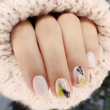 Комбинированный маникюр.
Покрытие гель-лак.
Стемпинг
   