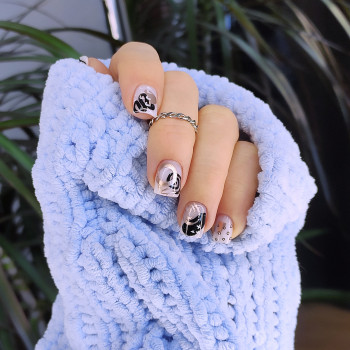 Комбинированный маникюр.
Гелевая коррекция.
Стемпинг
    