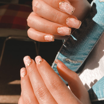 Маникюр с блестками на квадратные ногти светлый, фото - Мастер маникюра Виктория Бахур