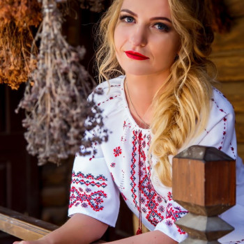 Портретна фотосесія в українському стилі у вишиванці, фото -  