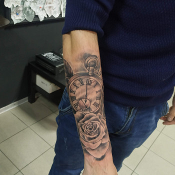 Тату на руці троянда годинник, фото - Тату майстер Дмитро Tattooin