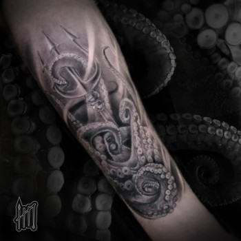 Тату осьминог black&grey трезубец, фото -  