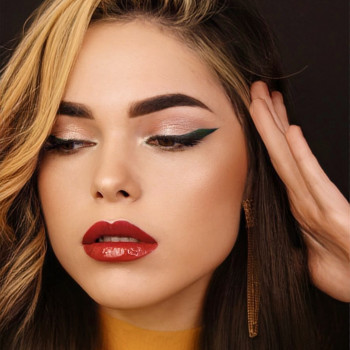 Графичные стрелки и красные губы-всегда огонь. А цветные стр