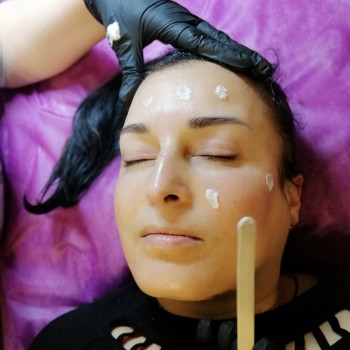 После удаления лазером карбонового геля наносится нежный кре