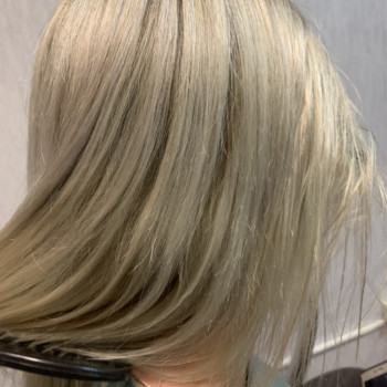 Чем белее блонд, тем более тщательного ухода он требует. В н